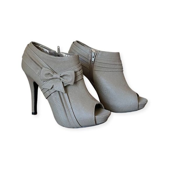 𝅺rue 21 Bootie Heels - Picture 1 of 7